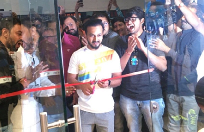 गुजरात के सूरत शहर में माही के लाइफस्टाइल ब्रांड 'सेवन' के स्टोर का रिबन काटते केदार जाधव। (फोटोः सेवन/टि्वटर) गुजरात के सूरत शहर में माही के लाइफस्टाइल ब्रांड 'सेवन' के स्टोर का रिबन काटते केदार जाधव। (फोटोः सेवन/टि्वटर)