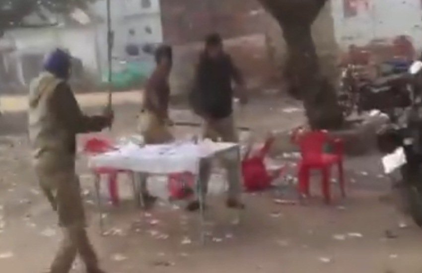 यूपी निकाय चुनाव में बुधवार को तीसरे चरण के तहत मतदान हुआ, जिसमें बाराबंकी में हंगामा हुआ। (फोटोः एएनआई)