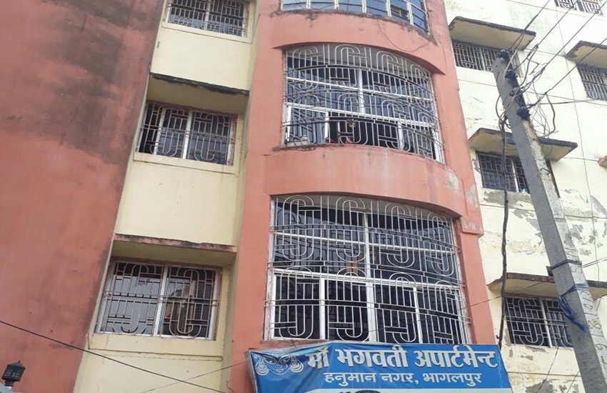 इसी अपार्टमेंट के फ्लैट में छात्रा के साथ कथित तौर पर सामूहिक दुष्कर्म किया गया। (फोटो सोर्स गिरधारी लाल जोशी) इसी अपार्टमेंट के फ्लैट में छात्रा के साथ कथित तौर पर सामूहिक दुष्कर्म किया गया। (फोटो सोर्स गिरधारी लाल जोशी)