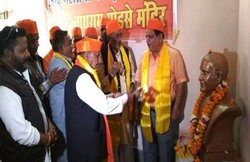 हिन्‍दू महासभा की धमकी, गोडसे की मूर्ति हटाई तो महात्‍मा गांधी की मूर्तियां भी सुरक्षित नहीं रहेंगी