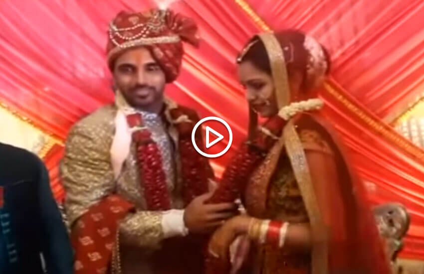 जयमाल के दौरान भुवनेश्वर कुमार और नुपुर नागर।