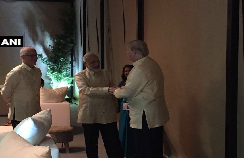 मनीला में अमेरिकी राष्ट्रपति डोनाल्ड ट्रंप से मिलते पीएम नरेंद्र मोदी। (फोटो- ANI)