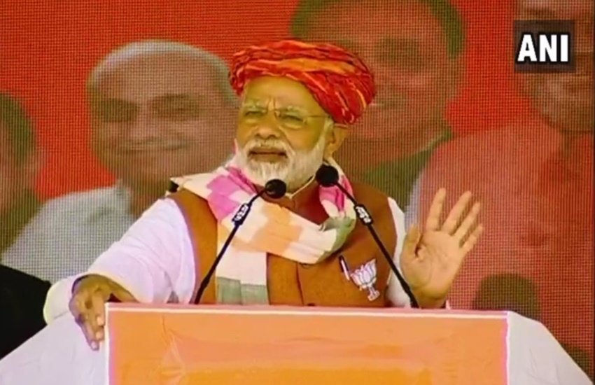 इस रैली में पीएम मोदी के अलावा सूबे के मुख्यमंत्री विजय रुपानी और पार्टी के दिग्गज नेता शामिल हैं।
