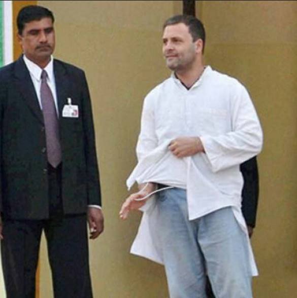 राहुल के हिन्दू होने पर बीजेपी द्वारा सवाल खड़ा करने पर कांग्रेस ने इसे भाजपा पर ओछी राजनीति बताया है। कांग्रेस ने कहा कि राहुल गांधी हिंदू भक्त हैं। पार्टी का दावा है कि मंदिर के गैर हिन्दुओं के लिए रखे गए रजिस्टर में बाद में राहुल गांधी और अहमद पटेल का नाम जोड़ा गया है। मनोज त्यागी ने बाद में एक बयान जारी कर कहा कि उन्होंने मंदिर में मीडियाकर्मियों को अंदर ले जाने के लिए गांधी का नाम दर्ज किया था। यह राहुल गांधी या अहमद पटेल की तरफ से नहीं था। इसे बाद में जोड़ दिया गया होगा।