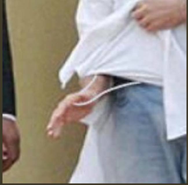 विवाद के बाद राहुल गांधी की जनेऊधारी तस्वीरें सोशल मीडिया पर ट्रेंड कर रही हैं।