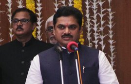 Ram Shinde, Ram Shinde caught urinating in public, Maharashtra Water Conservation Minister Ram Shinde, Minister Peeing On Roadside, Hindi news, Maharashtra news, India news, Jansatta