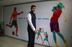 वीडियो: युवाओं को देख खुद को रोक ना पाए राज्यवर्धन राठौड़, लगाने लगे पुश-अप्स