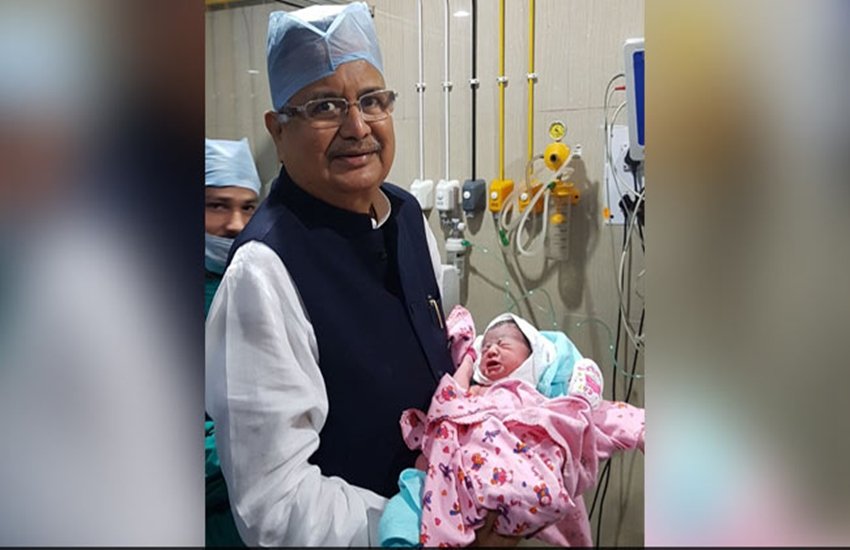 छत्तीसगढ़ के मुख्यमंत्री रमन सिंह की पोती का जन्म रायपुर के सबसे बड़ी सरकारी अस्पताल डॉ भीमराव अंबेडकर मेमोरियल में हुआ है। (फोटो सोर्स सोशल मीडिया)