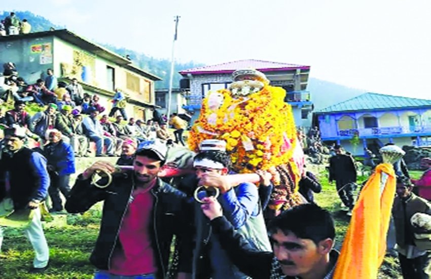 कुल्लू से कुछ दूरी पर चार गढ़ों के मढ़पति शमशरी महादेव का पावन मंदिर है जहां बाबा भोले शमशरी स्वरूप में विराजमान हैं। 