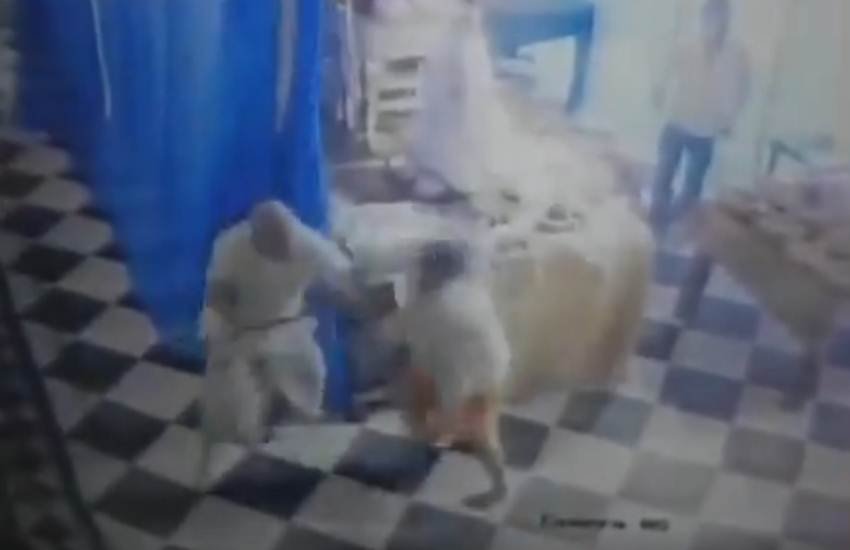 राधा रानी मंदिर के बाबाओं ने एक-दूसरे को पीटा (सोर्स- एएनआई ट्विटर)