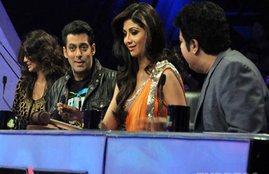 Salman Khan And Shilpa Shetty, Sajid Khan, Terrence Lewis, Boolywood, Judges of Nach Baliye, Nach Baliye Season 6, Judges of Nach Baliye six Terrence Lewis, Judges of Nach Baliye six Shilpa Shetty, Judges of Nach Baliye six Sajid Khan, Shilpa Shetty broke Salman Khan's granny's glass, salman was crying, Bollywood News, Bollywood News in Hindi, News in Hindi, Entertenment news in Hindi, crime news, naitonal news, international news, trending news, twitter news, Viral story in Hindi, Latest news in Hindi, Jansatta