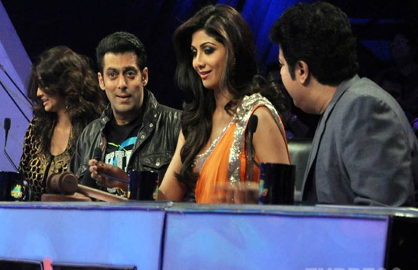 Salman Khan And Shilpa Shetty, Sajid Khan, Terrence Lewis, Boolywood, Judges of Nach Baliye, Nach Baliye Season 6, Judges of Nach Baliye six Terrence Lewis, Judges of Nach Baliye six Shilpa Shetty, Judges of Nach Baliye six Sajid Khan, Shilpa Shetty broke Salman Khan's granny's glass, salman was crying, Bollywood News, Bollywood News in Hindi, News in Hindi, Entertenment news in Hindi, crime news, naitonal news, international news, trending news, twitter news, Viral story in Hindi, Latest news in Hindi, Jansatta
