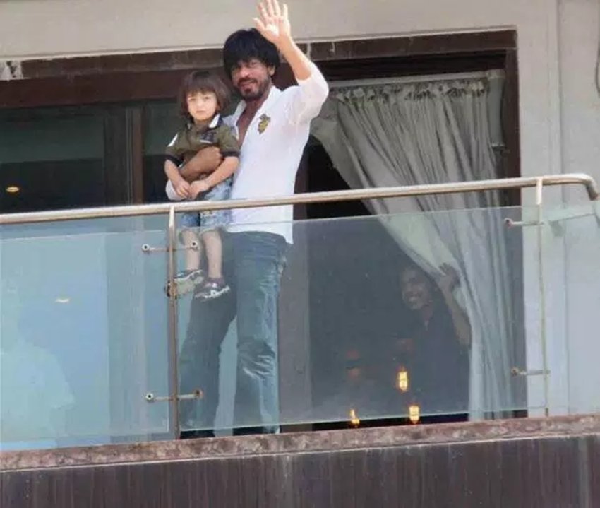 Shahrukh Khan House, Shahrukh Khan Mannat, Shahrukh Khan Bunglow, Shahrukh Khan Building, Shahrukh Khan Mannat Facts, Mannat Facts and Figures, Shahrukh Khan House Interesting Facts, Shahrukh Khan House Pictures, Shahrukh Khan Mannat Unknown Facts, Mannat Unknown Interesting Facts, Shahrukh Khan, Shahrukh Khan Images, Mannat Unknown Facts, Mannat Images, Mannat HD Pictures, Mannat Inside Images