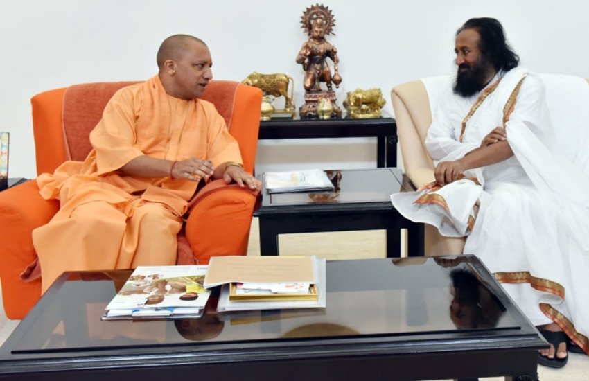 यूपी के सीएम योगी आदित्यनाथ के आवास पर हुई यह बैठक तकरीबन 20 मिनट तक चली, जिसमें अयोध्या मसले पर भी चर्चा हुई। 