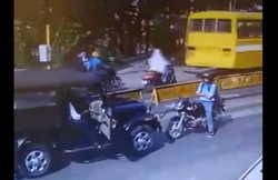 VIDEO: पहले रॉन्ग साइड पर जीप लाया, फिर सामने खड़े बाइकसवार की कर दी धुनाई
