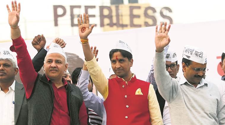 रामलीला मैदान में कुमार विश्वास, अरविंद केजरीवाल और मनीष सिसोदिया