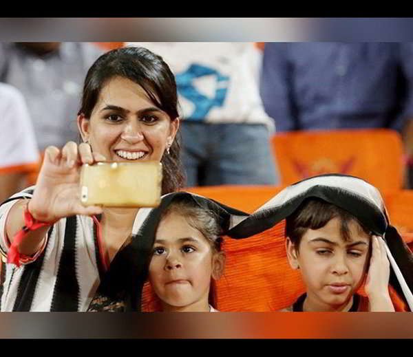 नेहरा की शादी को 8 साल हो चुके हैं और वह अपनी पत्नी को लकी चार्म भी मानते हैं। इस कपल के दो बच्चे आरुष और अरियाना हैं।