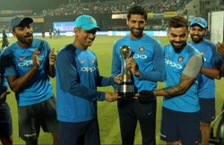 IND Vs NZ 1st T20: आखिरी मैच खेल रहे आशीष नेहरा को टीम इंडिया ने दिया यह खास तोहफा