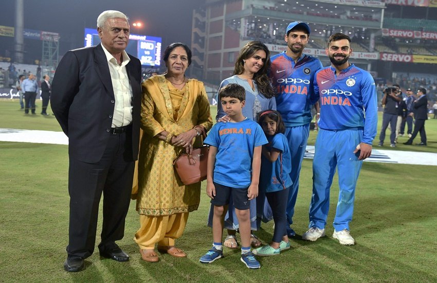 आशीष नेहरा के परिवार के साथ कप्तान विराट कोहली। आशीष नेहरा के परिवार के साथ कप्तान विराट कोहली।