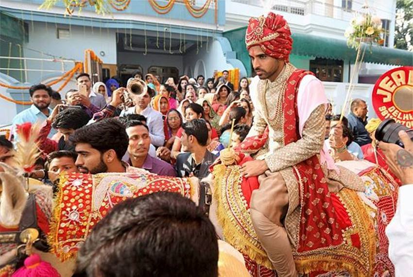 घुड़चढ़ी रस्म के दौरान भुवनेश्वर कुमार।