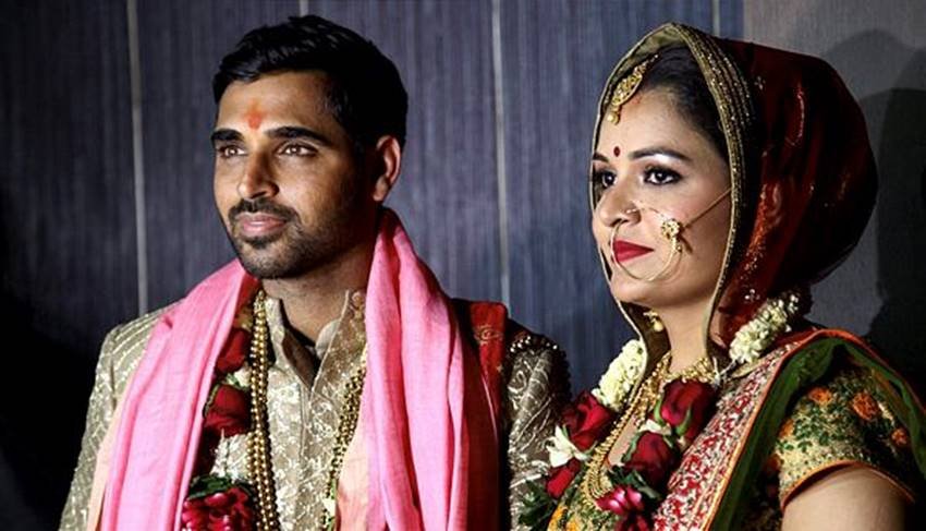 पत्नी नुपुर संग भुवनेश्वर कुमार।