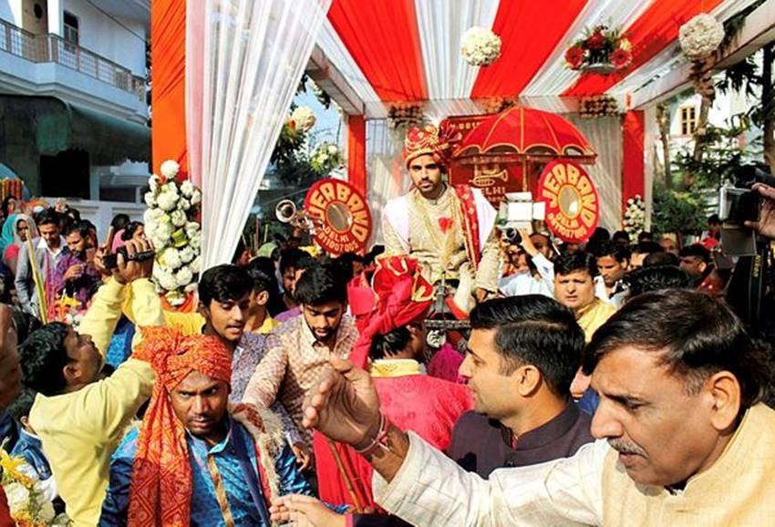 भारत-श्रीलंका के बीच दूसरा टेस्ट मैच 24 नवंबर से शुरू होने जा रहा है। शादी के लिए टीम इंडिया के इस गेंदबाज ने श्रीलंका के खिलाफ दूसरे टेस्ट मैच से पहले ही छुट्टी ले ली थी।