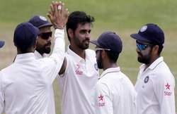 Ind vs SL: भुवनेश्वर कुमार की खतरनाक बाउंसर सीधा हेलमेट से टकराई, बाल-बाल बचे सुरंगा लकमल