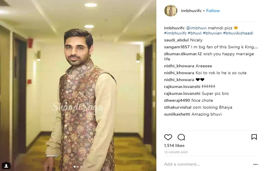 वहीं भुवनेश्वर की कुछ अन्य तस्वीरों की बात करें तो भुवनेश्वर एक चीकू रंग का कुर्ता पायजामा पहने हुए हैं, जिसपर उन्होंने एक बहुत ही अच्छी सी ट्रैडिशनल जैकेट डाली है।