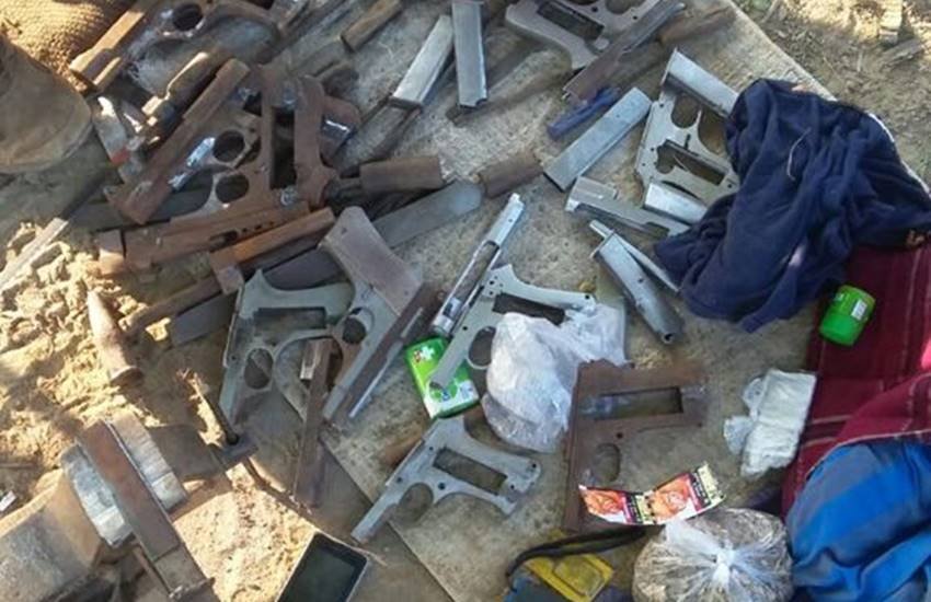 पुलिस द्वारा जब्त किए गए असलहे।  पुलिस द्वारा जब्त किए गए असलहे।