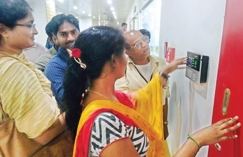 जनवरी से सभी रेल कर्मचारियों का अटेंडेंस बायोमेट्रिक सिस्टम से लगेगा। यह सिस्टम पूरे देश में लागू होगा। 