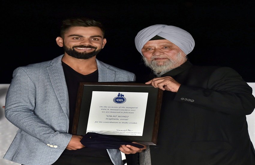 विराट कोहली के साथ पूर्व क्रिकेटर बिशन सिंह बेदी। 