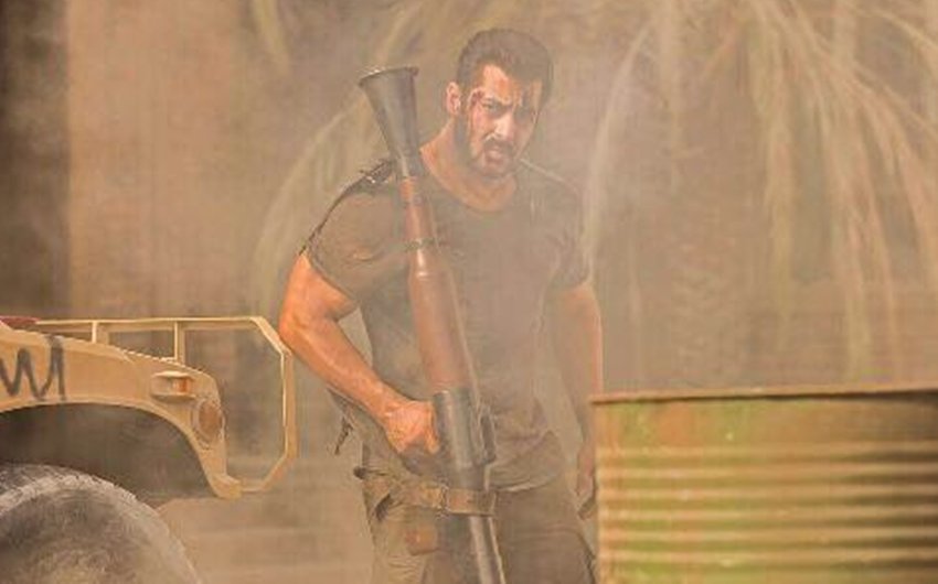Bollywood Mad Fans, Bollywood Star Fans, Bollywood Maniac Fans, Most Crazy Bollywood Fans, Crazy Salman Khan Fans, Hritik Roshan Fans, Crazy Fans, Kangana Ranaut, Amitabh Bachan, Amitabh Bachan Crazy Fans, Deepika Padukone Mad Fans, Aishwarya Rai, Priyanka Chopra, Kareena Kapoor Khan