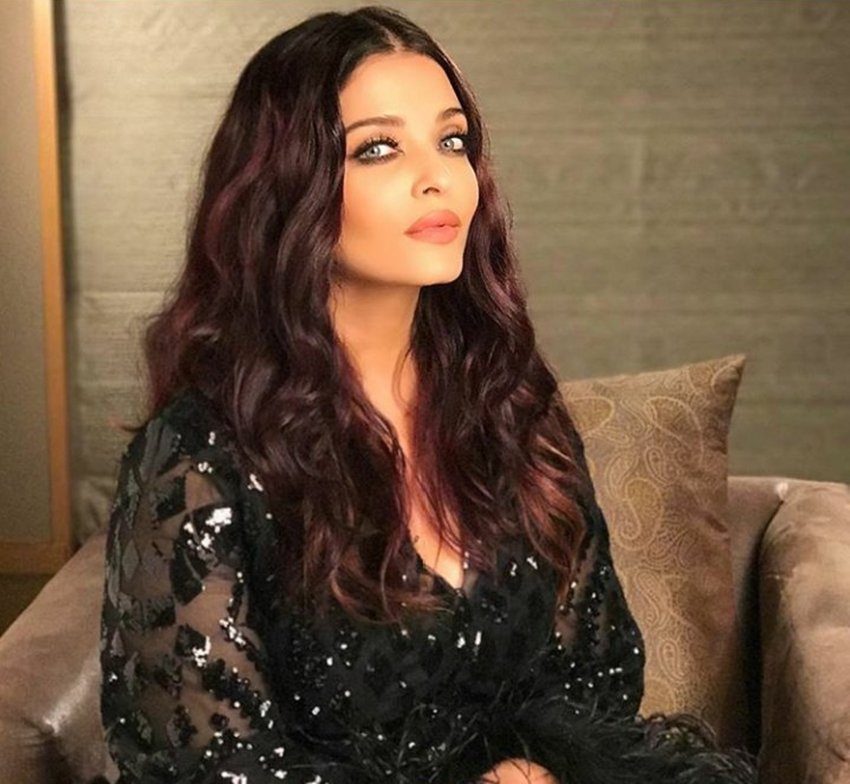 Bollywood Mad Fans, Bollywood Star Fans, Bollywood Maniac Fans, Most Crazy Bollywood Fans, Crazy Salman Khan Fans, Hritik Roshan Fans, Crazy Fans, Kangana Ranaut, Amitabh Bachan, Amitabh Bachan Crazy Fans, Deepika Padukone Mad Fans, Aishwarya Rai, Priyanka Chopra, Kareena Kapoor Khan