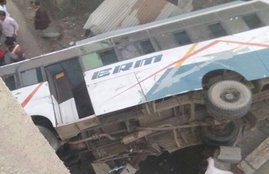 Bus, Bus Collapses, Two Death, 33 Injured, Hardoi District, bus accident, bus accident in UP, bus accident in Hardoi, Bus Collapses in Hardoi, Two Death in bus accident, Hardoi bus accident, State news