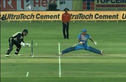 IND vs NZ: गजब का बैलेंस बनाकर स्‍टंप आउट होने से बचे महेंद्र सिंह‍ धोनी, देखें वीडियो