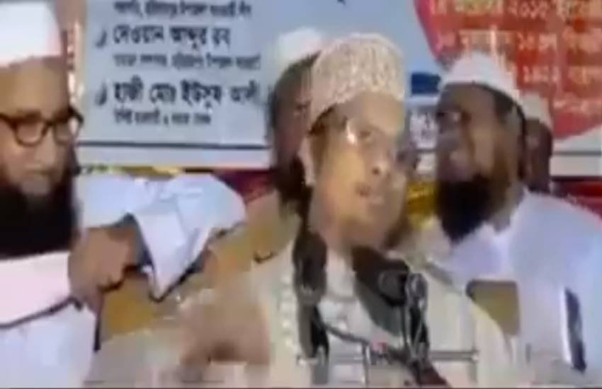 तस्वीर वायरल हो रहे वीडियो से ली गई है। तस्वीर वायरल हो रहे वीडियो से ली गई है।