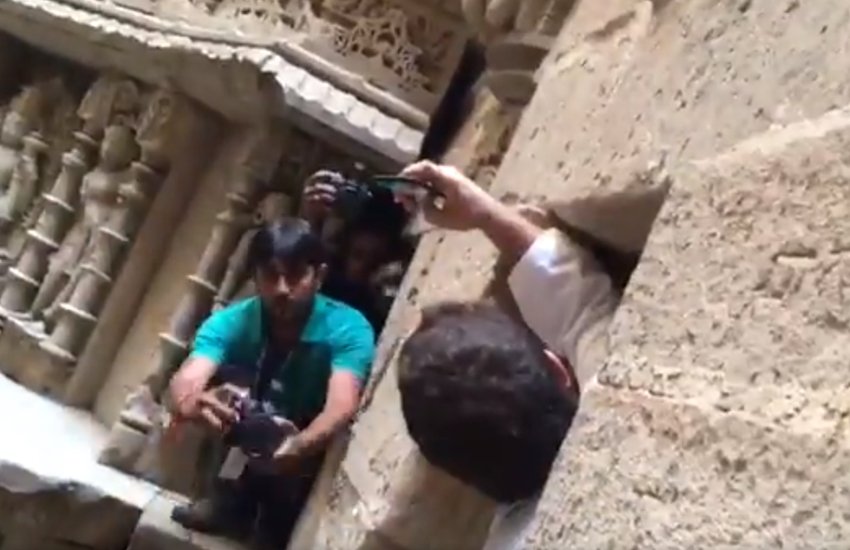 तस्वीर वीडियो का स्क्रीनशॉट है।