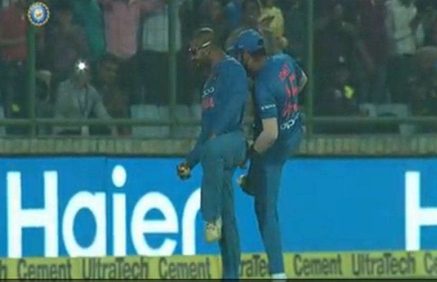 शिखर धवन और रोहित शर्मा कैच पकड़ने के बाद जश्न मनाते हुए। शिखर धवन और रोहित शर्मा कैच पकड़ने के बाद जश्न मनाते हुए।