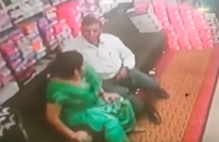 जूते की दुकान में बैठा था अधेड़ शख्स, खाली पाते ही महिला पर टूट पड़ा, कैमरे में कैद हुआ ‘रोमांस’ जूते की दुकान में बैठा था अधेड़ शख्स, खाली पाते ही महिला पर टूट पड़ा, कैमरे में कैद हुआ ‘रोमांस’