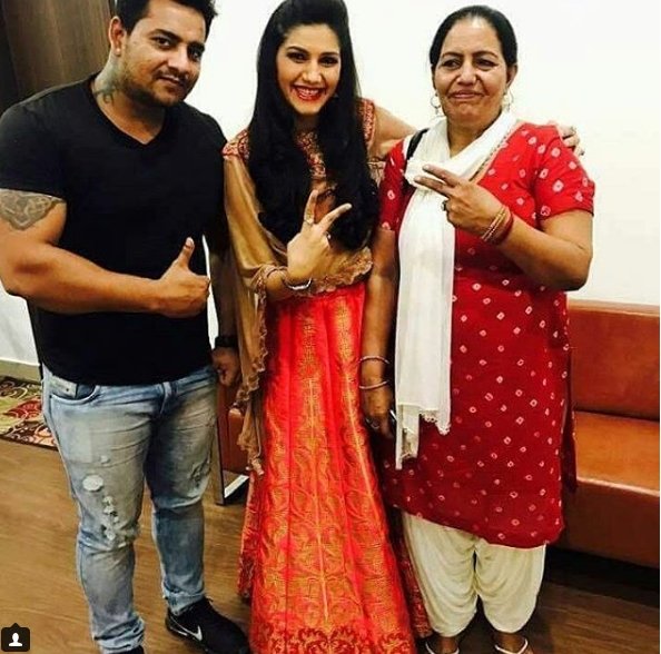 Sapna Choudhary photos, Sapna Choudhary mother, Sapna Choudhary personal life issue, Sapna Choudhary safe sex knowledge, Sapna Choudhary pics, Sapna Choudhary latest photos, Sapna Choudhary jansatta, Sapna Choudhary gallery, Sapna Choudhary, Bigg Boss Eviction, Bigg Boss, Bigg Boss season 11, television, entertainment, Bigg Boss contestant, Salman Khan,
