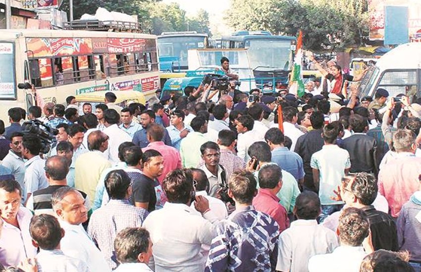 नोटबंदी में जिनकी जान चली गई उनकी याद में श्राद्ध का आयोजन करेगी कांग्रेस (प्रतीकात्मक फोटो)