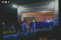 वायरल वीडियो: दारोगा का ट्रांसफर टला तो थाने में हुई डीजे पार्टी, 4 सस्पेंड