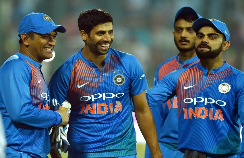 विकेटकीपर महेंद्र सिंह धोनी, आशीष नेहरा और कप्तान विराट कोहली। 