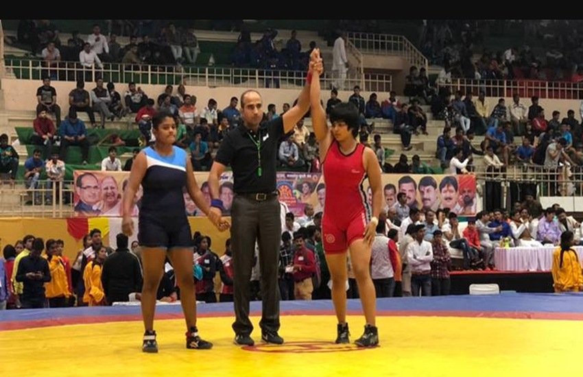 जब भी दिव्या किसी जगह कुश्ती खेलने के लिए जाती थी तो उसके पिता दंगल मैदान के बाहर बैठकर लंगोट बेचने का काम करते थे।
