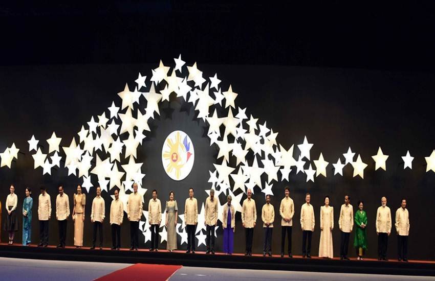 फिलीपींस में ग्रुप फोटो के लिए आखिर में खड़े हुए प्रधानमंत्री नरेंद्र मोदी (फोटो सोर्स- ट्विटर/@narendramodi) फिलीपींस में ग्रुप फोटो के लिए आखिर में खड़े हुए प्रधानमंत्री नरेंद्र मोदी (फोटो सोर्स- ट्विटर/@narendramodi)