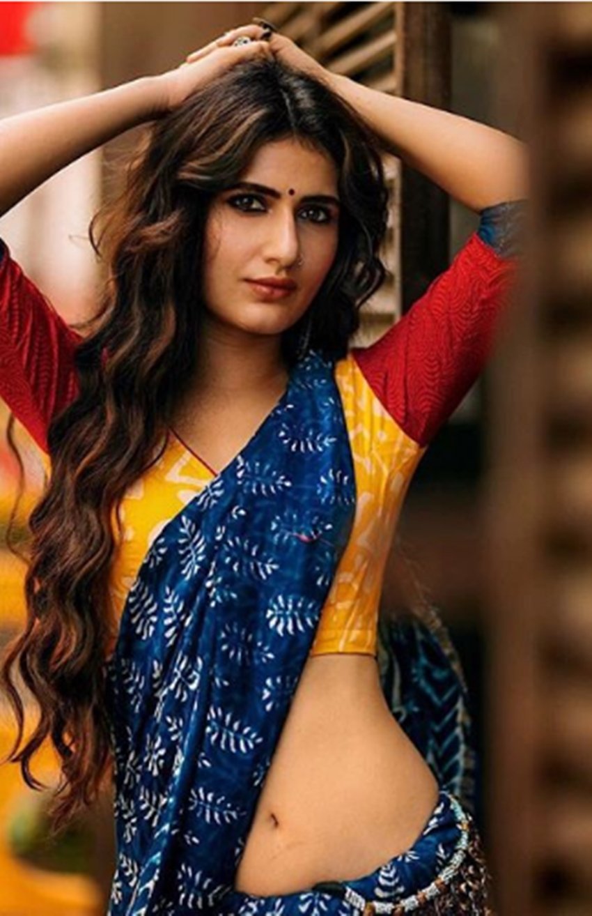 जहां ज्यादातर लोग फातिमा की तारीफ कर रहे हैं वहीं कुछ लोगों ने इस तस्वीर को काफी ध्यान से देखने के बाद नाभि के पास ने नीचे बने दाग की वजह से ट्रोल कर दिया। कुछ लोगों ने पूछा है कि क्या यह जले का निशान है? (Image Source: Instagram)