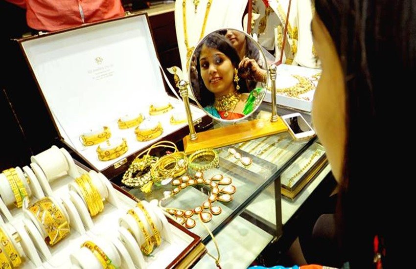 gold, gold rates, today gold rate, gold jewelry, gold jewelry rates, gold jewelry making charges, today gold jewelry rates, benefits of gold, gold jewelry benefits, gold jewelry in trend, women love gold jewelry, benefits of gold jewelry in vastu, gold jewelry benefits in astro news, religious news in hindi, jansatta