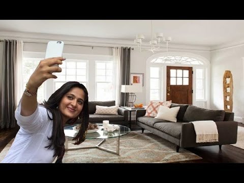 मीडिया रिपोर्ट्स के मुताबिक अनुष्का शेट्टी 22 मिलियन डॉलर यानी करीब 140 करोड़ रुपए की प्रॉपर्टी की मालकिन हैं। हैदराबाद के पॉश इलाके जुबली हिल्स में स्थित वुड्स अपार्टमेंट की छठी मंजिल पर उनका आलीशान घर है। अनुष्का फिलहाल एक फिल्म के लिए करीब 4 से 5 करोड़ रुपए लेती हैं।