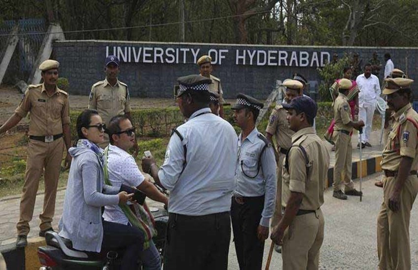 छात्रों का आईडी कार्ड चेक करते सिक्योरिटी गार्ड्स। 