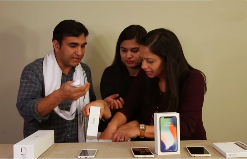 iPhone X अगर सड़कों पर बिकने लगा तो कुछ ऐसा ही नजारा देखने को मिलेगा। (Source: Video Screengrab)